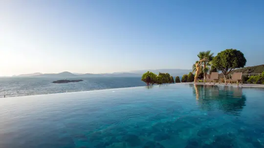 Sonbaharda Isıtmalı Havuzlu Villa Tatili: Ege ve Akdeniz'in Keyfini Çıkarın